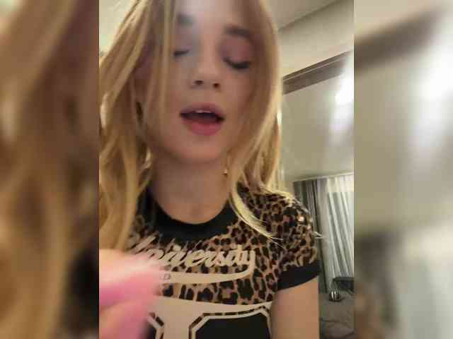AstridMoss webcam
