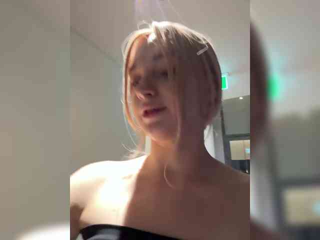 AstridMoss webcam
