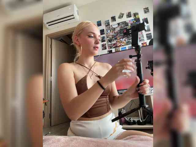 AstridMoss webcam