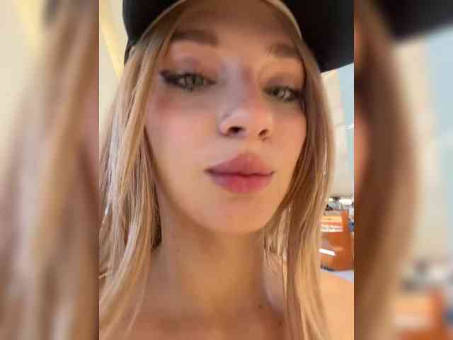 AstridMoss webcam
