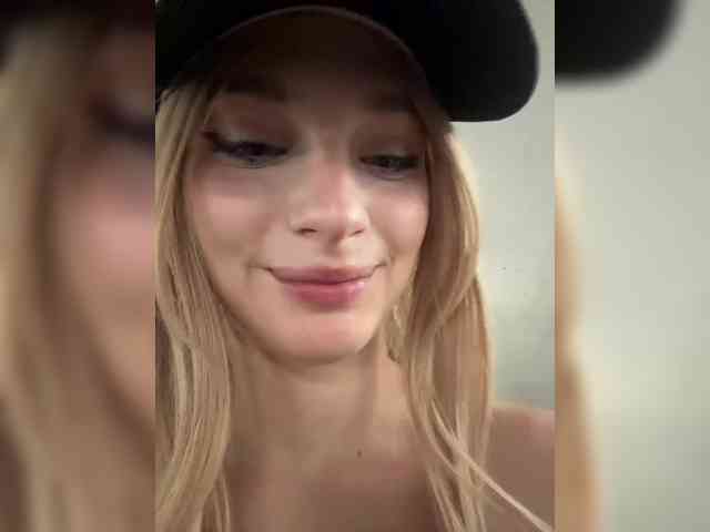 AstridMoss webcam