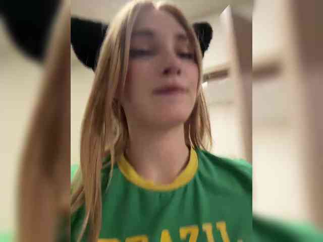 AstridMoss webcam
