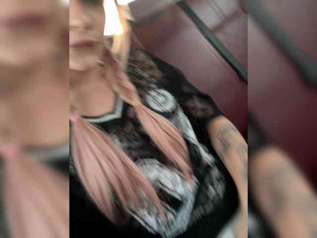 AstridMoss webcam