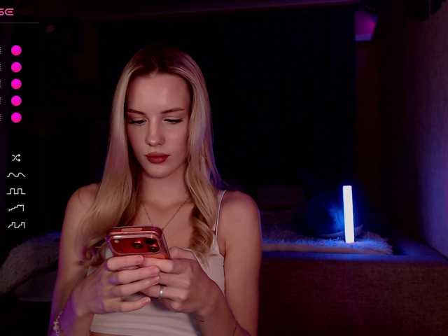MikkiSweetie live webcam show