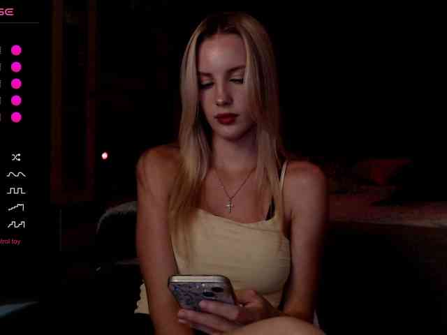 MikkiSweetie webcam