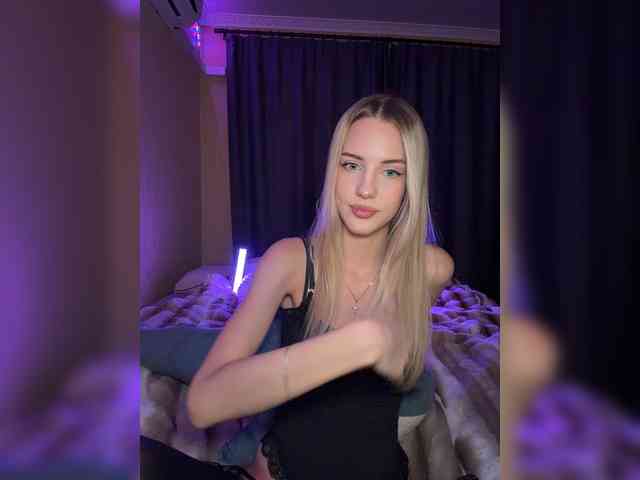 MikkiSweetie webcam