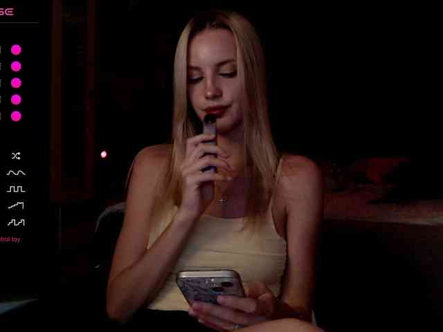 MikkiSweetie webcam