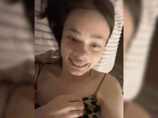 18YoungPussy18 webcam