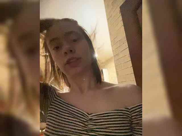 18YoungPussy18 webcam