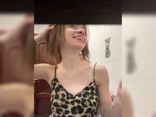 18YoungPussy18 webcam