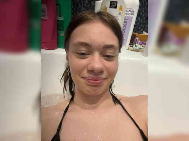 18YoungPussy18 webcam