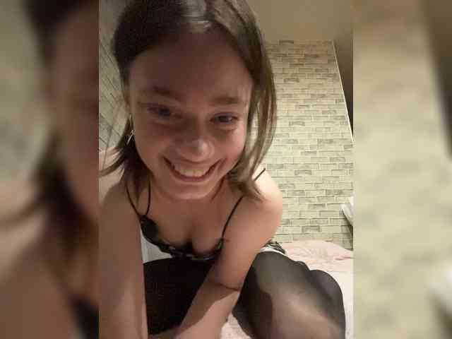 18YoungPussy18 webcam