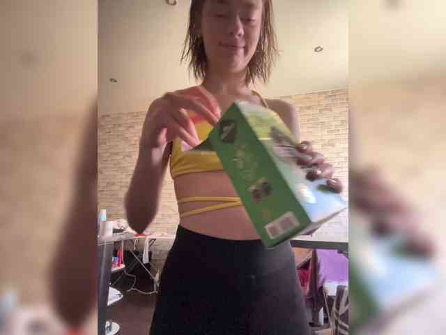 18YoungPussy18 webcam