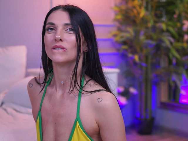EllyLynne live cam on BongaCams