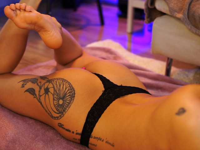 EllyLynne live cam on BongaCams