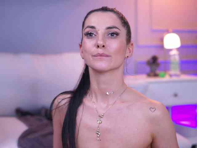 EllyLynne webcam