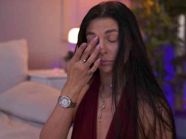 EllyLynne webcam