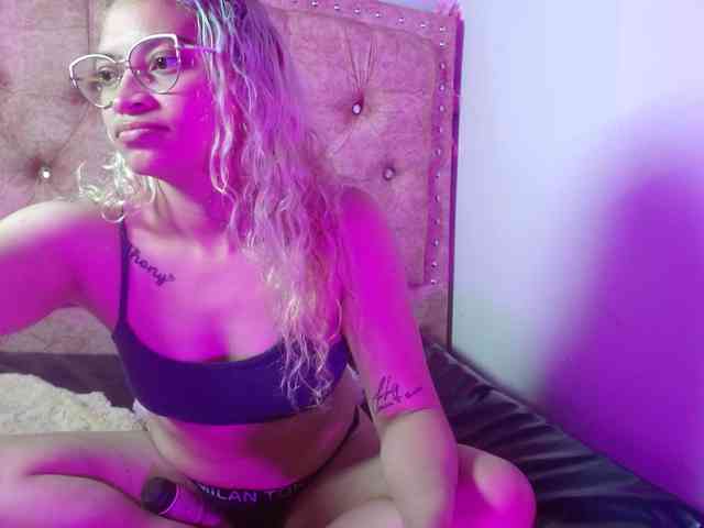 MeganLatin webcam