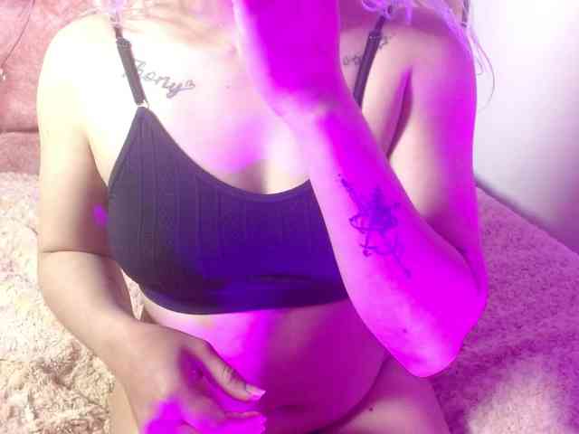 MeganLatin webcam