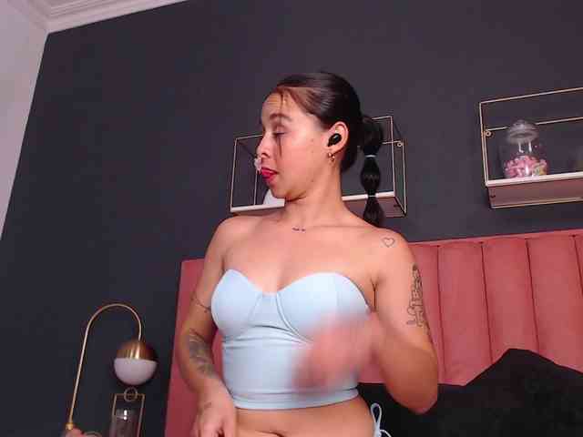AmeliaRouge webcam