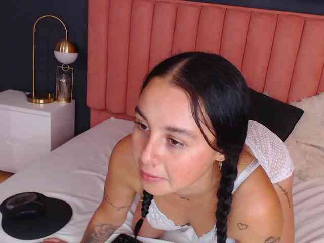 AmeliaRouge webcam