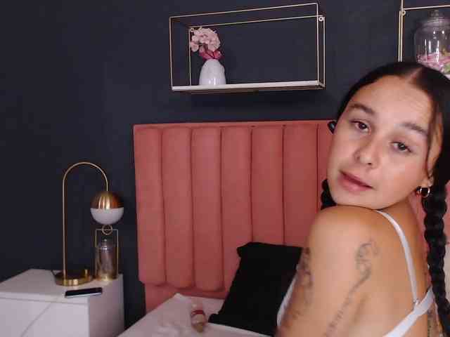 AmeliaRouge webcam