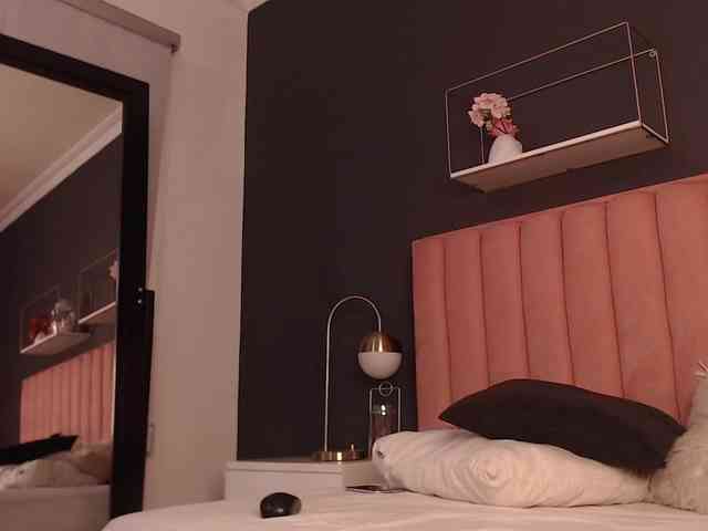AmeliaRouge webcam
