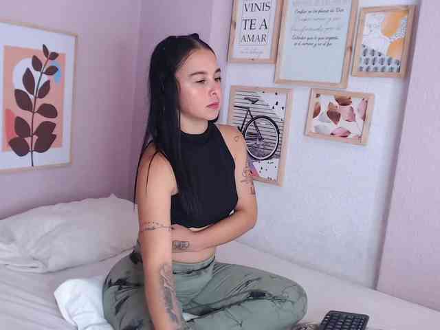AmeliaRouge webcam