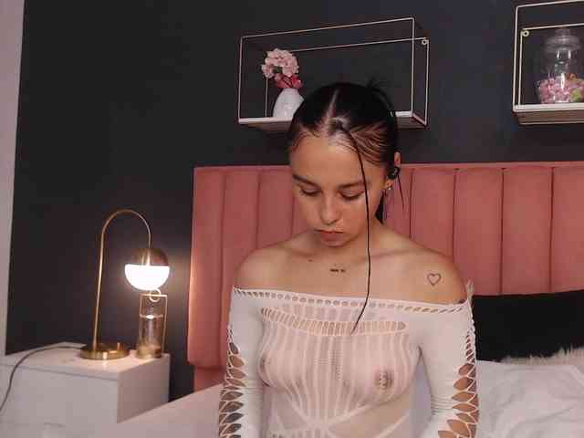 AmeliaRouge webcam