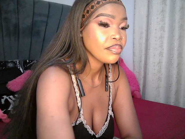 QueenB2 live cam on BongaCams