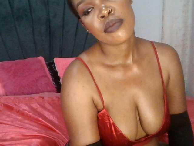 QueenB2 live webcam show