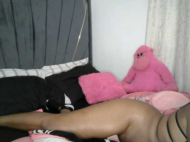 QueenB2 live cam on BongaCams