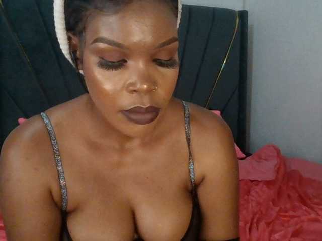 QueenB2 live webcam show