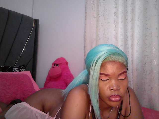 QueenB2 live cam on BongaCams