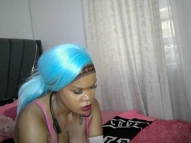 QueenB2 live cam on BongaCams