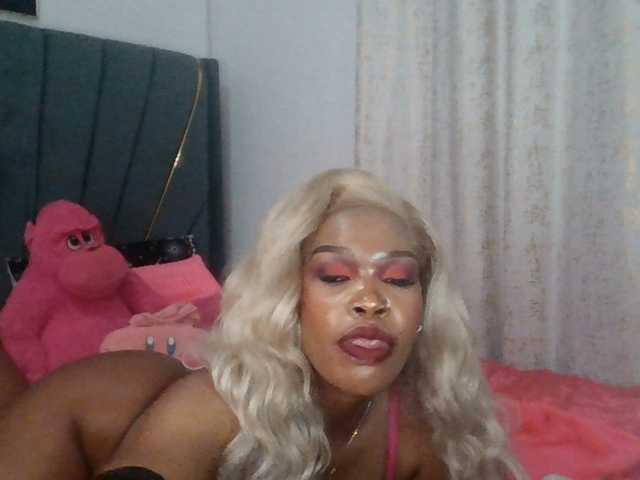 QueenB2 live cam on BongaCams