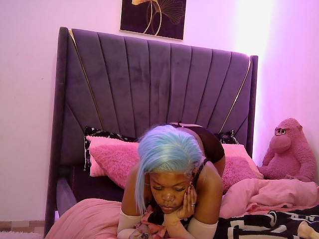 QueenB2 live cam on BongaCams