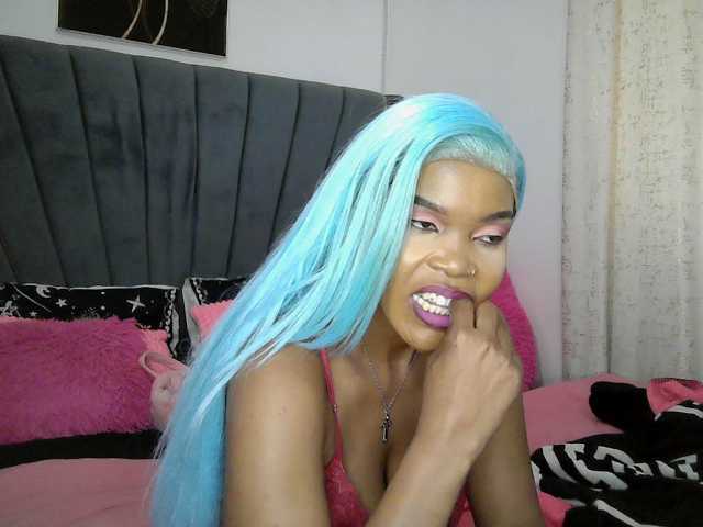 QueenB2 live cam preview