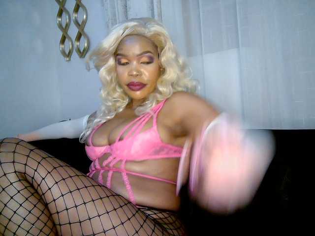 QueenB2 live cam on BongaCams