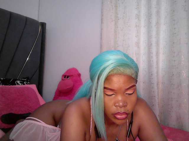 QueenB2 live cam preview