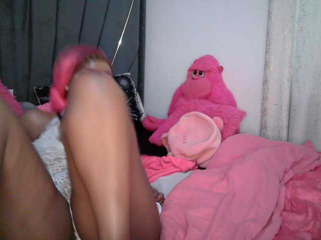 QueenB2 webcam bongacams model stream image
