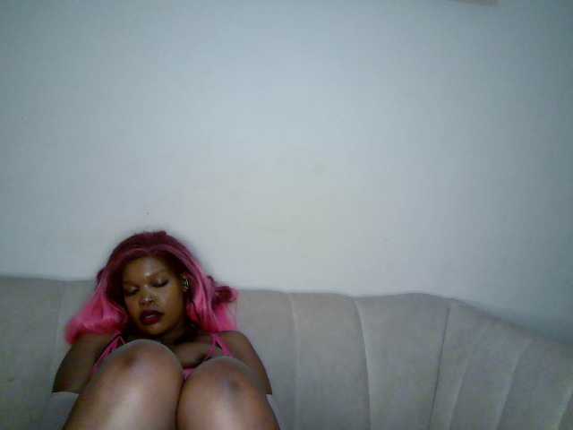 QueenB2 live cam preview