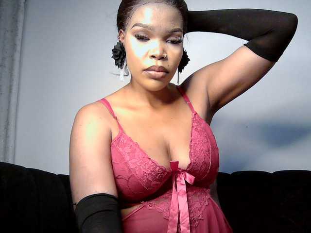 QueenB2 live cam on BongaCams