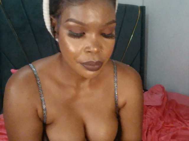 QueenB2 live webcam show