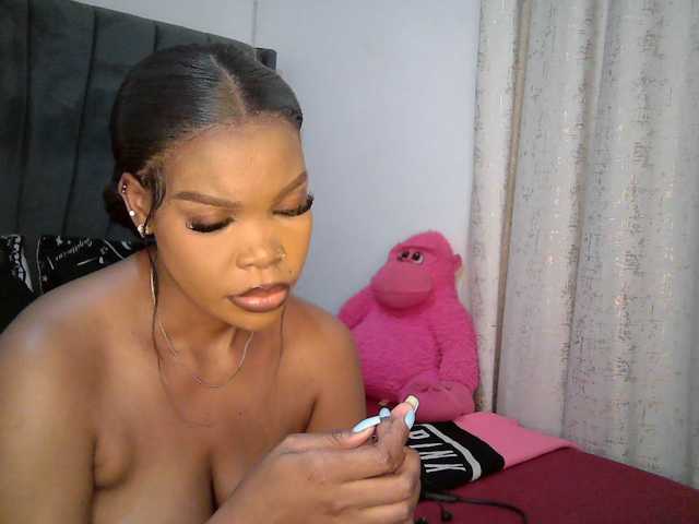 QueenB2 webcam bongacams model stream image
