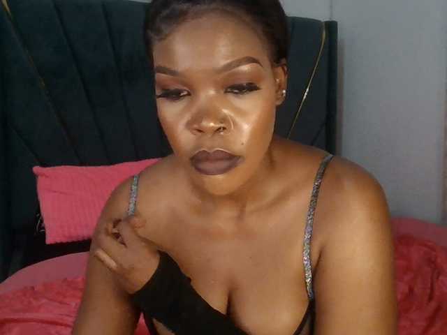 QueenB2 live webcam show