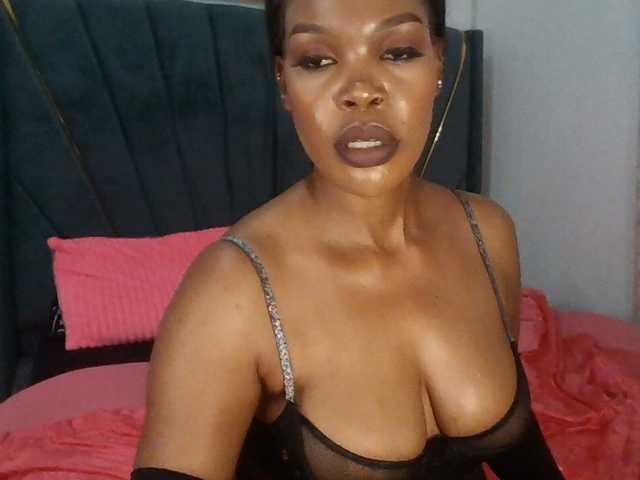 QueenB2 live cam on BongaCams