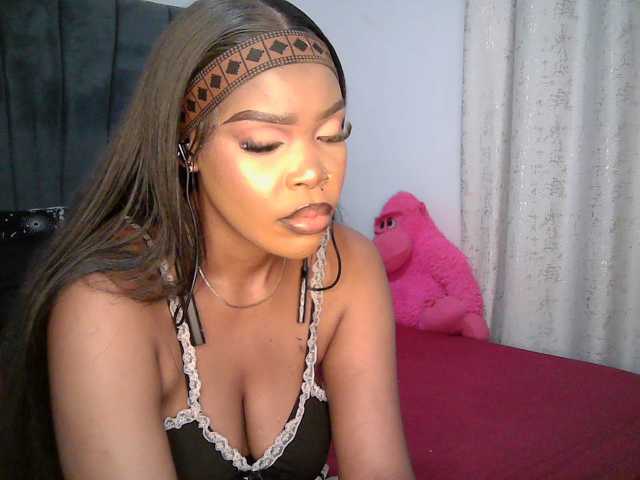 QueenB2 live cam on BongaCams