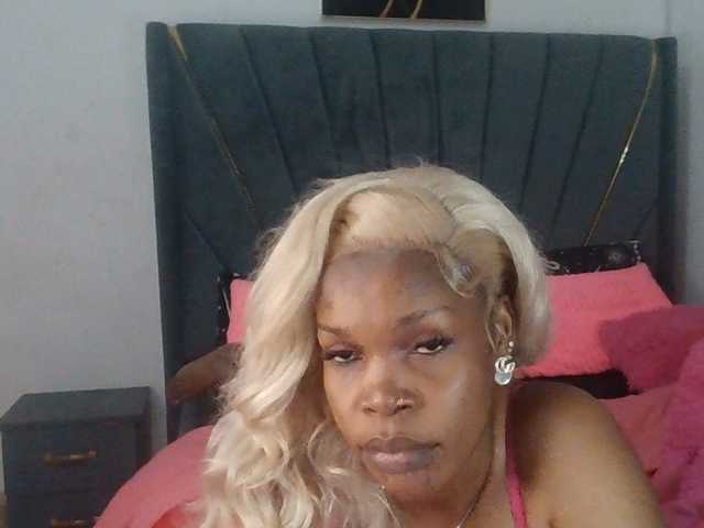 QueenB2 live cam on BongaCams