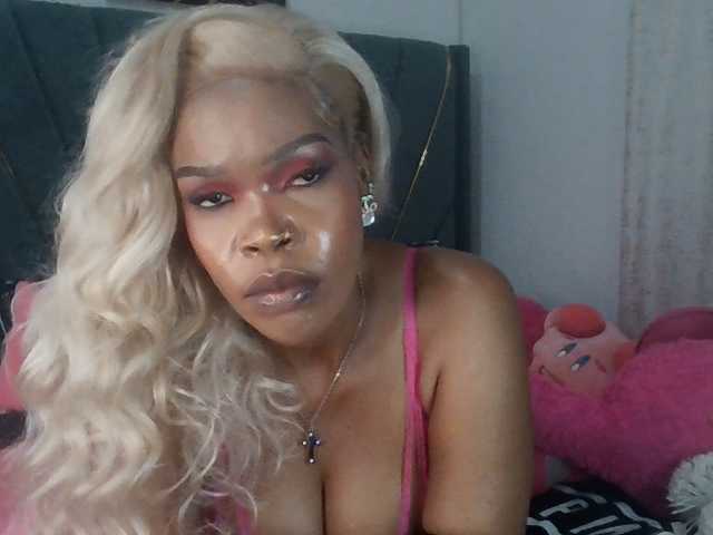 QueenB2 live cam on BongaCams